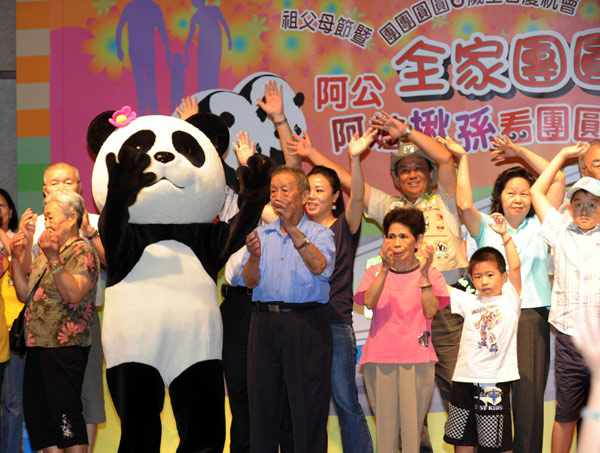 Panda pair celebrates birthday party in Taipei zoo