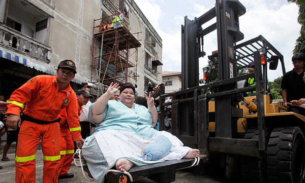 Thailand's heaviest woman leaves apartment for 1st time