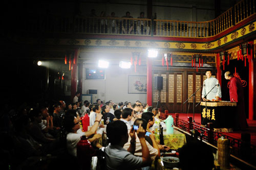 Crosstalk show popular in Tianjin