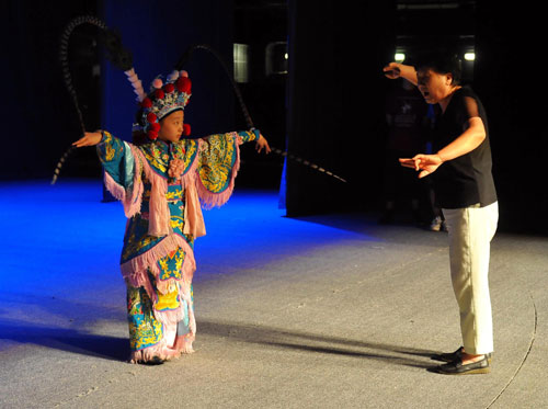 Students fond of Peking Opera