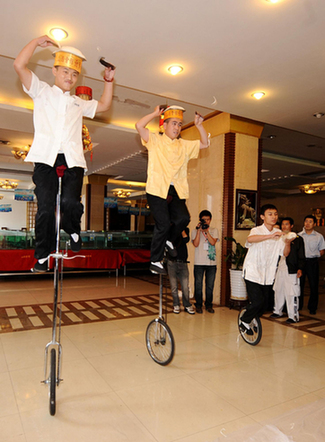 Noodle makers show their skill in Shanxi