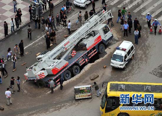 Heavy truck gets stuck on the road