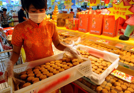 Simply-packaged moon cakes receive warm welcome