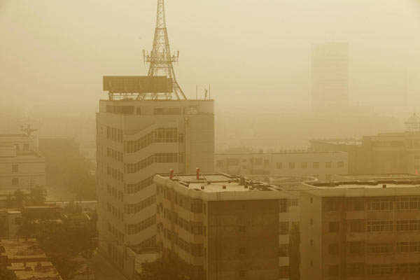 Dust ravages city in Xinjiang