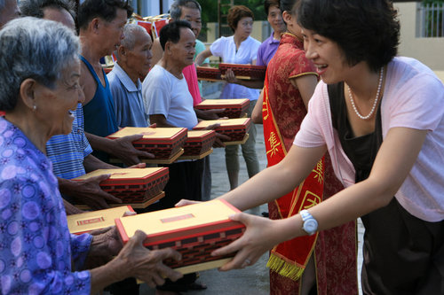 Expo mooncakes for seniors