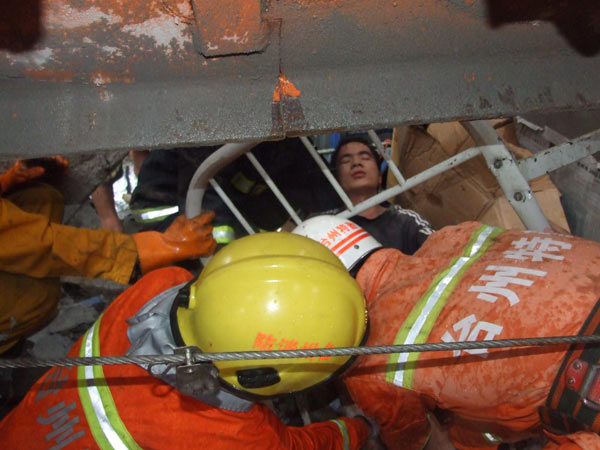 11 rescued from rubble after crane collapses