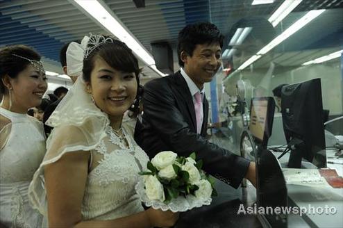 Couples say ‘I do’ in subway wedding