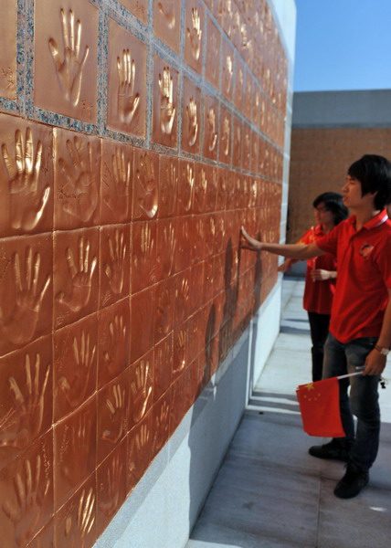 Handprints wall marks 60-year China-Vietnam ties