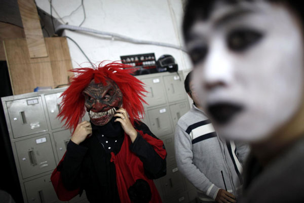 Holloween haunted house caters to Chinese visitors