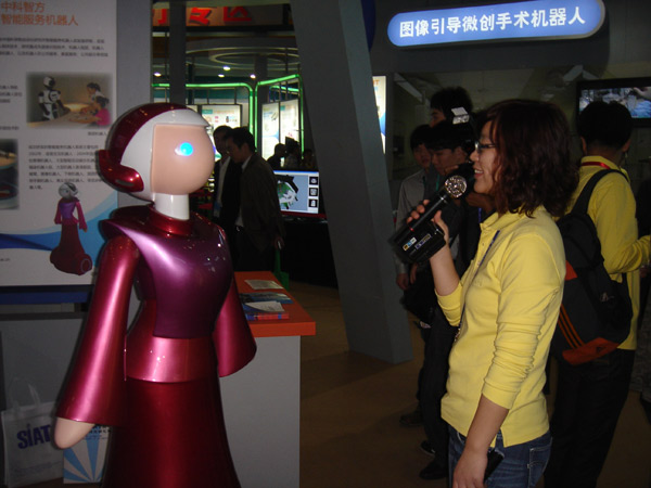 Robots take over China hi-tech fair