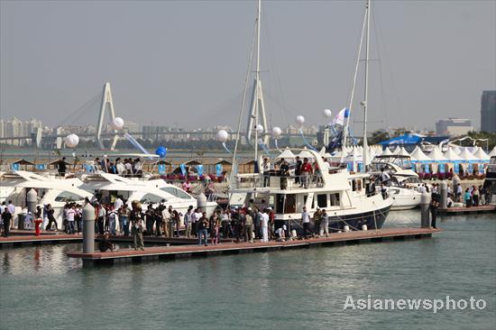 Models pose at Hainan Int'l Boat Show