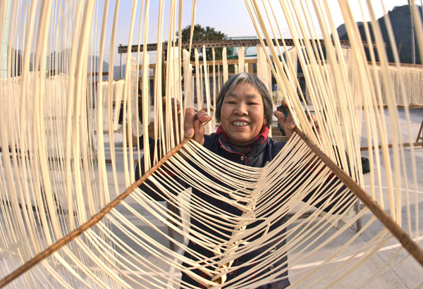 Noodle makers compete in E China