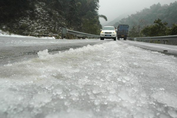 Cold snap sweeps China, traffic at a standstill