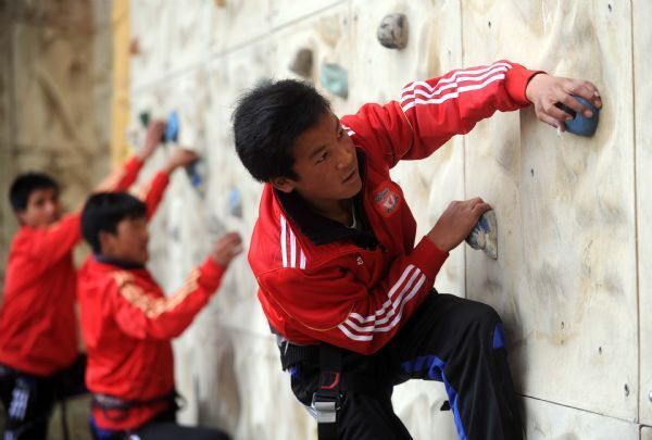 Young Tibetans trained to be mountaineering guide