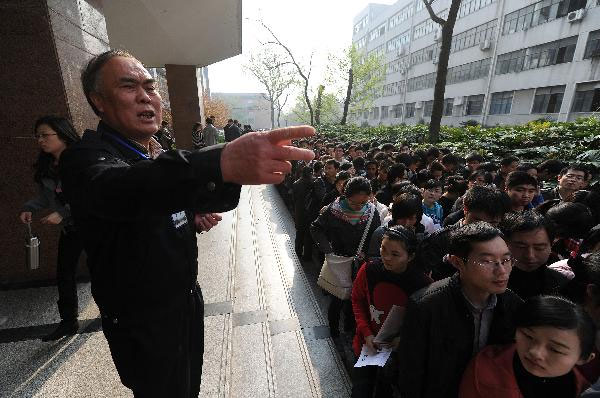 Public servant exam draws 100,000 candidates