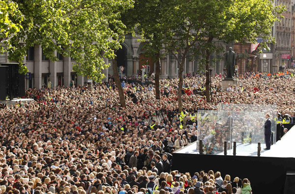 Obama speaks behind bullet-proof glass in Dublin