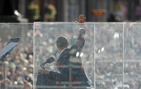 Obama speaks behind bullet-proof glass in Dublin