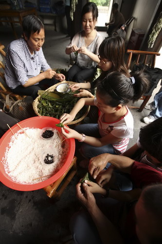 Chinese celebrate Dragon Boat Festival 