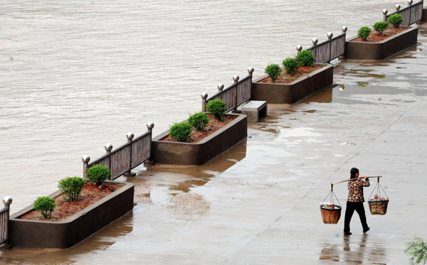 Floods raise Minjiang River to warning level