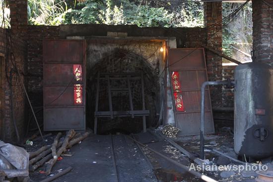 4 dead, 3 trapped in Central China coal mine flood