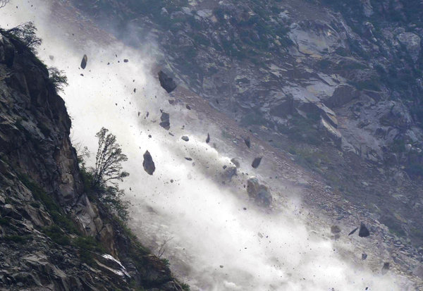 Mudslide cuts off national highway in Sichuan