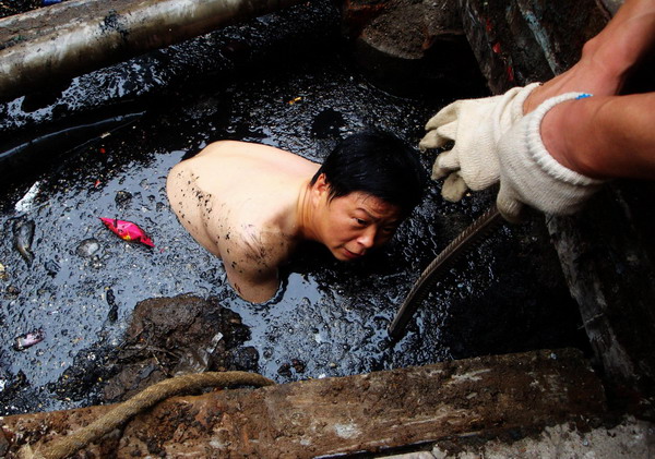 Cable worker gets dirty, becomes Internet star