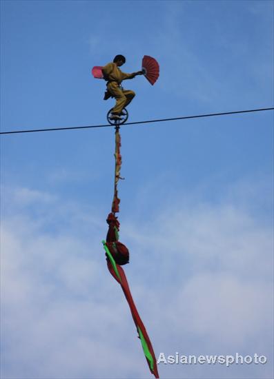 Henan acrobats' sky-high performance