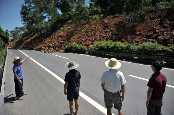 Mudslide blocks expressway in SW China