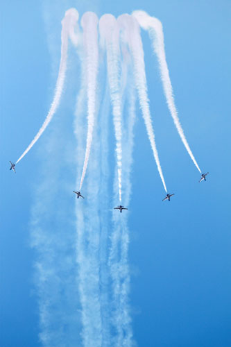 New aerobatic teams make debut in Beijing