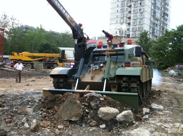 First firefighting tank rolls into action in Hubei