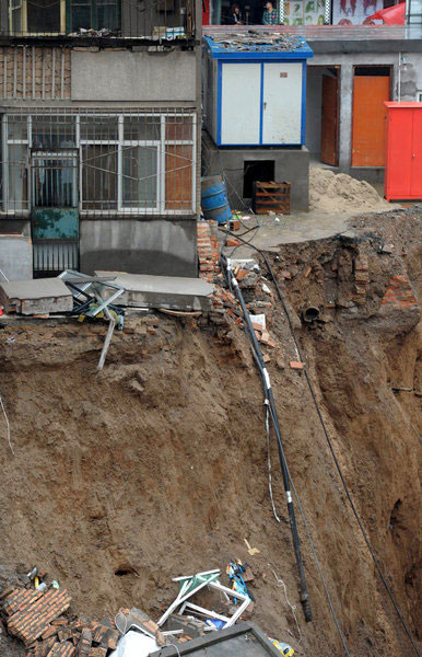 Backyard cave-in forces residents to evacuate in NW China