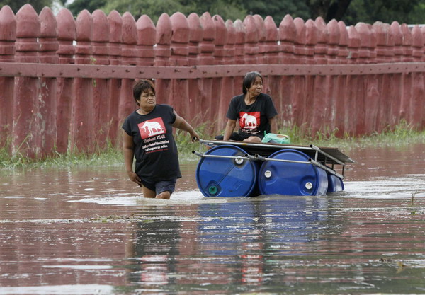 Storm-triggered floods soak Thailand