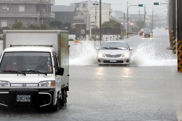 Tropical storm rocks South China province