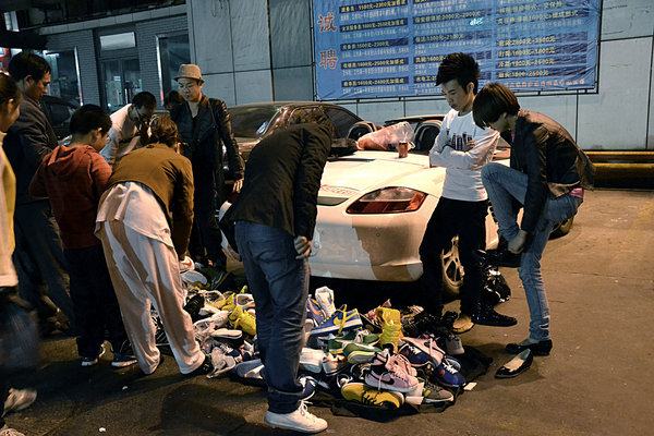 The Porsche driving street vendor