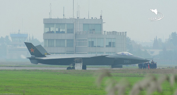 Stealth fighter J-20 conducts test flights