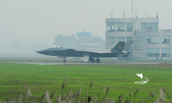 Stealth fighter J-20 conducts test flights