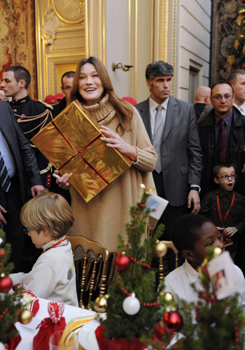 Sarkozy and wife celebrate Christmas at Elysee