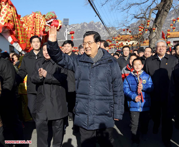 President Hu joins public to celebrate New Year