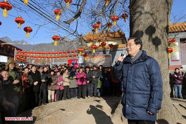 President Hu joins public to celebrate New Year