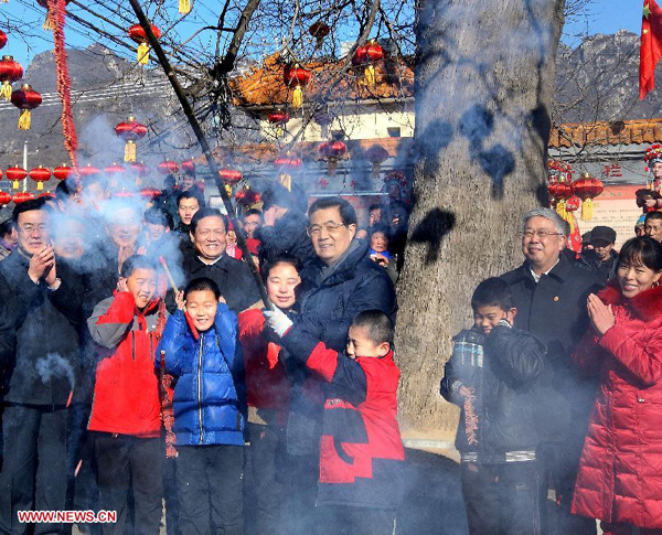 President Hu joins public to celebrate New Year