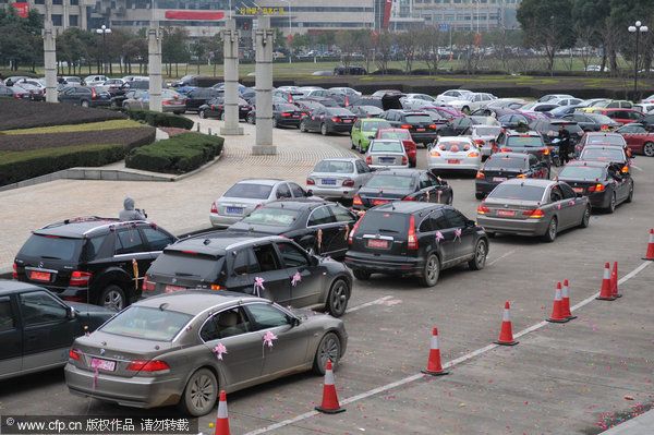 Wedding cars cause traffic jam in E China