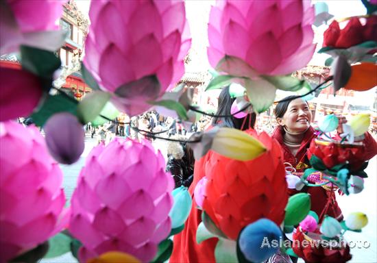 Festival lanterns draw tourists in Nanjing