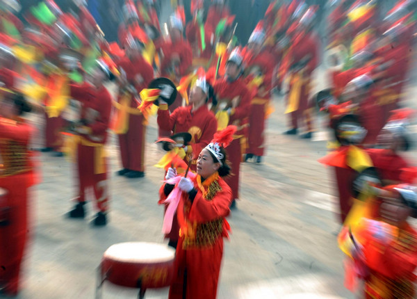 Chinese celebrate traditional Lantern Festival