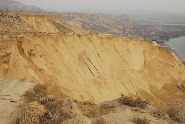 Mudslides drown two cars in NW China