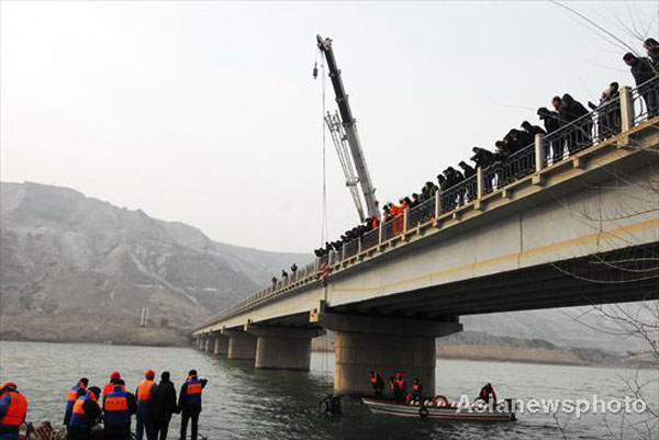 Mudslides drown two cars in NW China