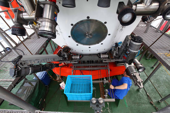 Jiaolong prepares for 7000-meter dive