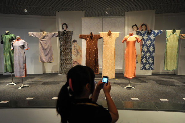 Traditional <EM>qipao</EM> on display in E China