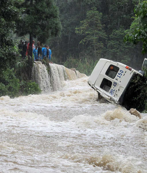 Heavy rains cause 2 missing in C China's scenic spot