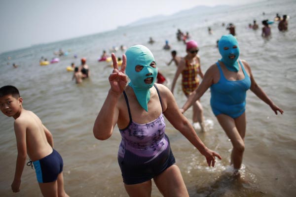 Enjoy the beach with a nylon mask