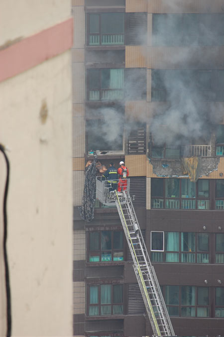 Two escape from burning building in Beijing